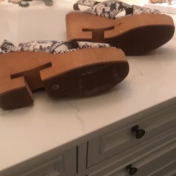 Tory Burch Snakeskin Sandals with wooden sole - Picture 5 of 5
